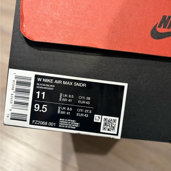 Nike Black Zip-Up Sneakers - Picture 5 of 7